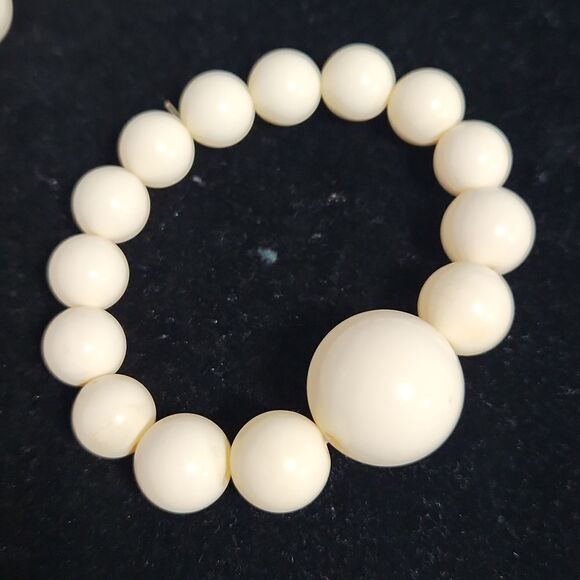 Handmade cream/ off-white beaded vintage style 2 bracelets - Picture 5 of 5